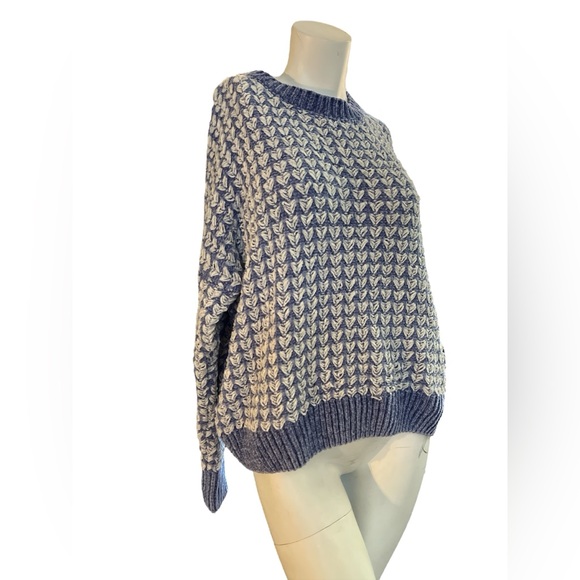 ❤️5 for $25❤️
Slouchy and soft EE:Some sweater 
Gorgeous periwinkle and white - Picture 3 of 5